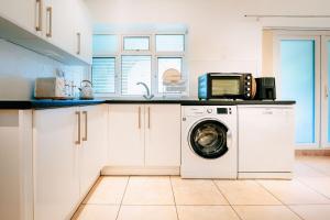 Studio House by Brookland Stays Serviced Accommodation Short Lets Feltham with Free WiFi