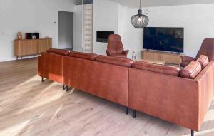 4 Bedroom Stunning Home In Aakirkeby