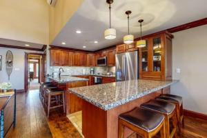 Ski In, Ski Out 3 Bedroom Condo At The Eagle Bahn Gondola With Slopeside Pool