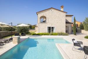Villa Piccolo Paradiso with Heated Pool, Jacuzzi & Sauna