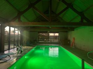 MAISON DE VACANCES AVEC PISCINE INTERIEURE - Le Grand Champagne