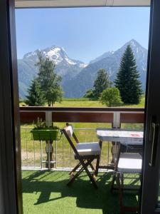 Panoramic Mountain View Apt, 65m2 with Parking, 6 guests