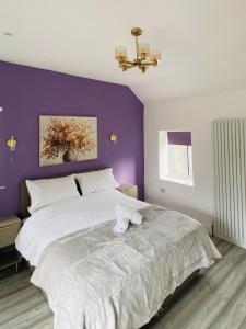 Northcliffe - Stylish Stone Cottage - Spa Bath - Peak Views