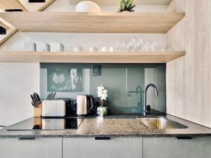 Bright natural light, secure, wifi,6th Floor views