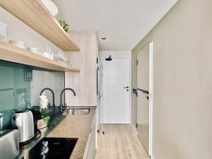 Bright natural light, secure, wifi,6th Floor views