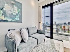 Bright natural light, secure, wifi,6th Floor views