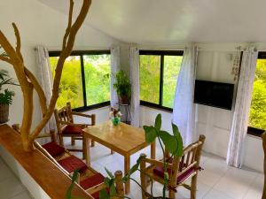 Novelyns Seaview Hideaway