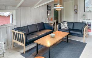 2 Bedroom Stunning Home In Martofte