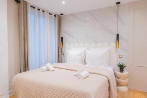 Luxurious Apartment Stylish Design - René Boulanger