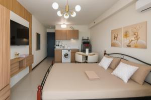 Luxury Condo-Sea View- Near Beach