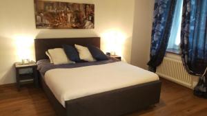 Double Room with Balcony and Shared Bathroom room in Au P'tit Bonheur