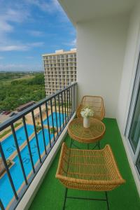 Luxury poolview condo with pool access!