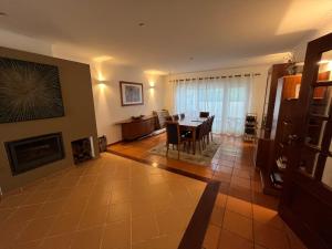 Vivenda espaçosa com jardim e churrasqueira