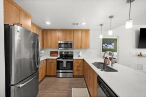 Modern Downtown 2BR 2BA Near Delta Center with Fire Pit BBQ and City Views