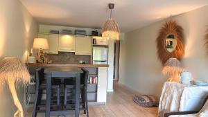 Appartement Boho, Calme, piscine & plage à pied