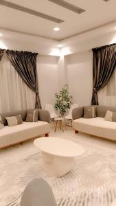 شقه فندقيه3غرف وشرفه بفيلا الشيخ زايد أمام زد بارك