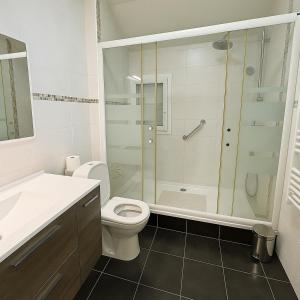 Evasion Verdoyante Vue sur jardin avec balcon et parking