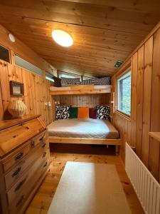 Lovely Cabin in the Capital Area with hot tube