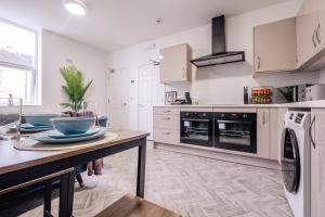 8 Bedroom, 8 En suite, 12 beds, Fast Wifi, Contractors, Parking