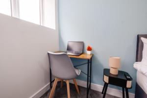 8 Bedroom, 8 En suite, 12 beds, Fast Wifi, Contractors, Parking