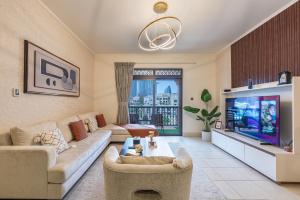 Theatre Room - Pool Access - Central 2br Apartment
