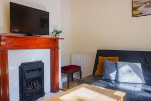 Spacious 4BR Home in Southfields - 5 Beds, Wifi and Parking