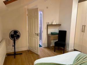 New Modern 3 Bed En-suites City Centre Apartment - Sleeps 8- Paid Parking Options