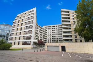 MERIDIAN Building Modern 1BR with Balcony & Parking in Wola