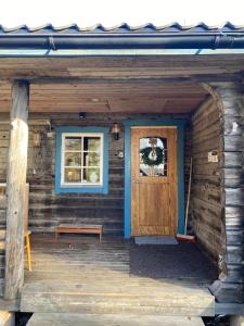 Mysig timmerstuga vid sjön Björken