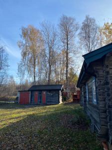 Mysig timmerstuga vid sjön Björken