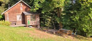 Srub na svahu sjezdovky v Radvanicích