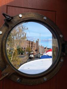 B&B Teddy "Prachtig authentiek woonschip uit 1912, 15 minuten van Amsterdam"