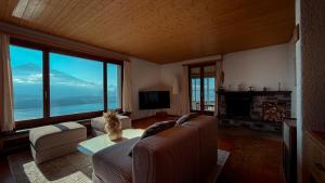 Chalet with pool and view of Lake Thun