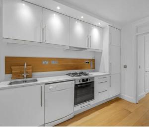 Prime Apartment in Hyde Park with patio