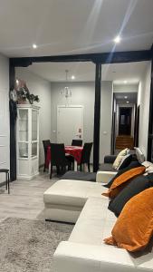 Historic Center Albizuri Residence, Bright, Spacious 3BR Apartment Ideal for Groups