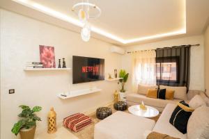 Comfort Luxe 2BR Pool & Balcony