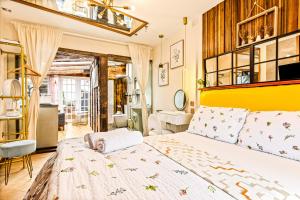 Guest suite with hot tub and sauna