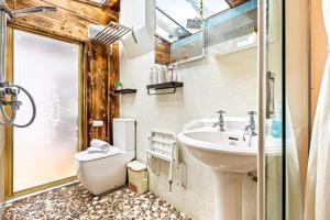 Guest suite with hot tub and sauna