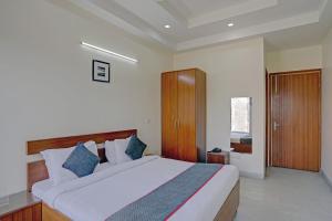 Townhouse Merriment Near ISKCON Temple Noida