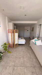 Luminoso departamento en La Perla a tres cuadras del mar, para 3 personas con espacio cochera incluida