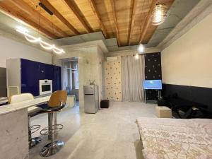 Balcony Modern Apartment Near Opera and Cascade, Middle of City Center