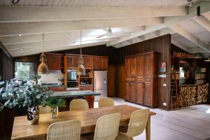 Ecco Red Hill Retreat - Luxe Rural Escape with Tennis Court