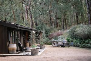 Ecco Red Hill Retreat - Luxe Rural Escape with Tennis Court