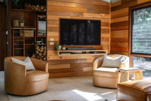 Ecco Red Hill Retreat - Luxe Rural Escape with Tennis Court