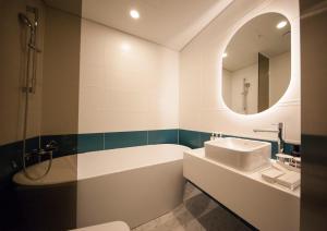 Jinhae Yongwon Londoner Business Hotel