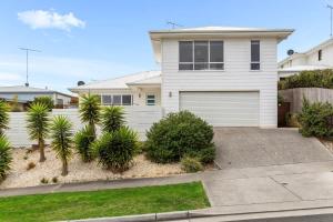 4BR Torquay Retreat with Serene Views