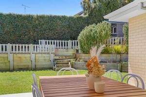 4BR Torquay Retreat with Serene Views