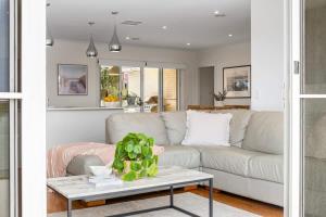 4BR Torquay Retreat with Serene Views