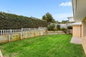 4BR Torquay Retreat with Serene Views