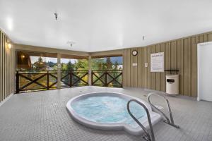 1BR and Den in Marketplace Lodge, Village Location, Mountain Views, Gas Fireplace, Parking